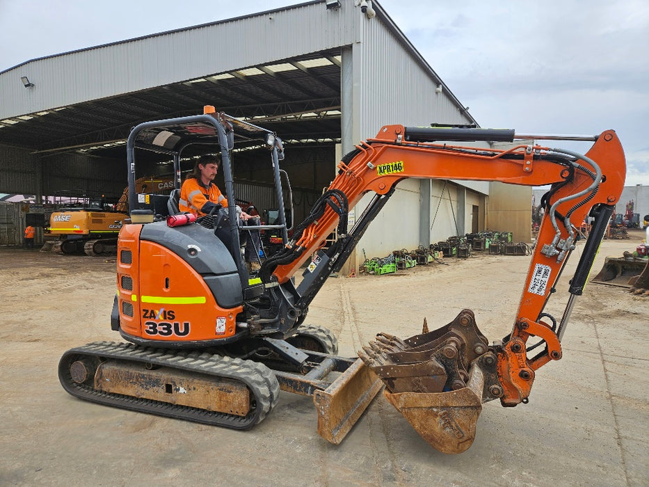 2022 HITACHI ZX33U-5 3.4T EXCAVATOR (M939) WITH HITCH, BUCKETS AND 930 HOURS