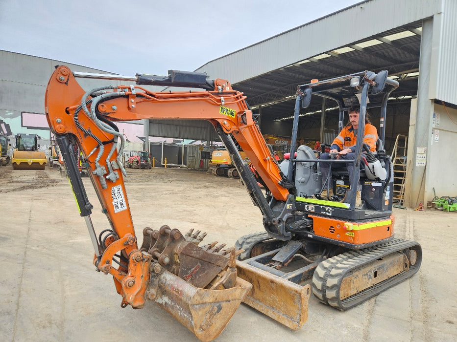 2022 HITACHI ZX33U-5 3.4T EXCAVATOR (M939) WITH HITCH, BUCKETS AND 930 HOURS