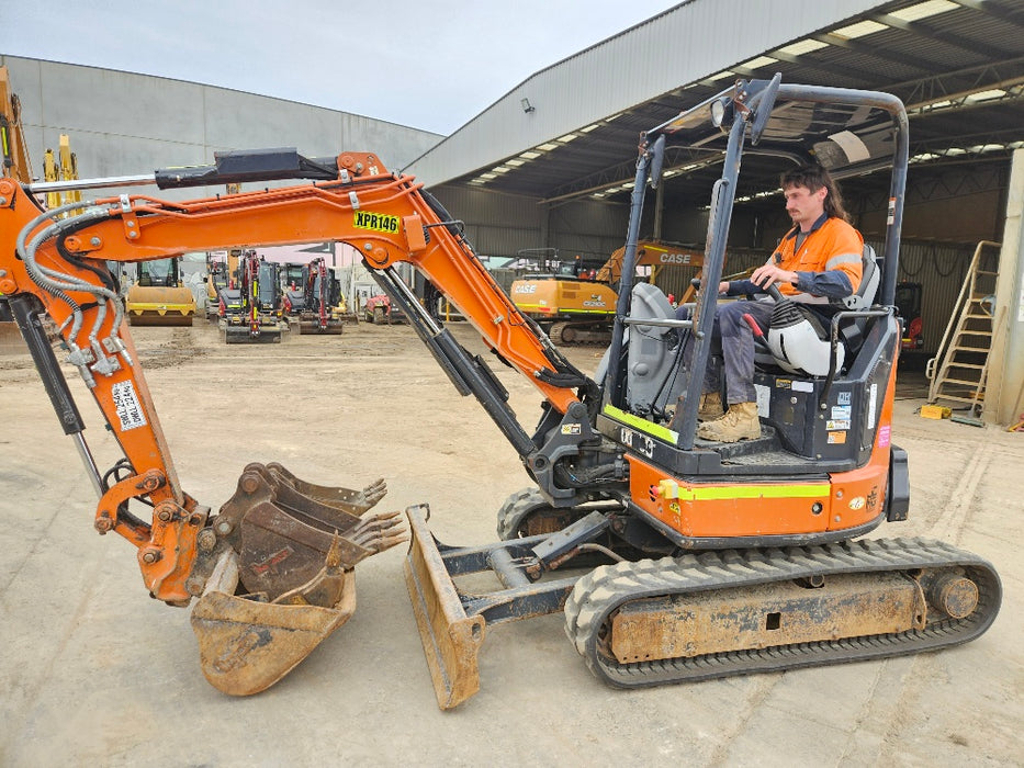 2022 HITACHI ZX33U-5 3.4T EXCAVATOR (M939) WITH HITCH, BUCKETS AND 930 HOURS