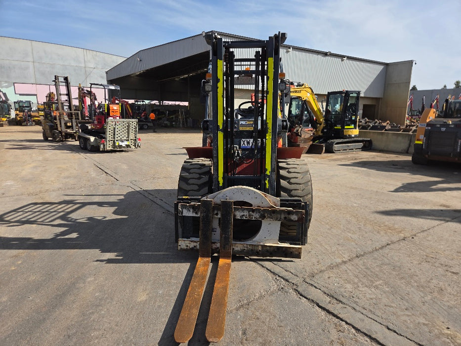 2022 HELI 3T ALL TERRAIN DIESEL FORKLIFT (FL131) WITH ROTATOR, 1230 HOURS