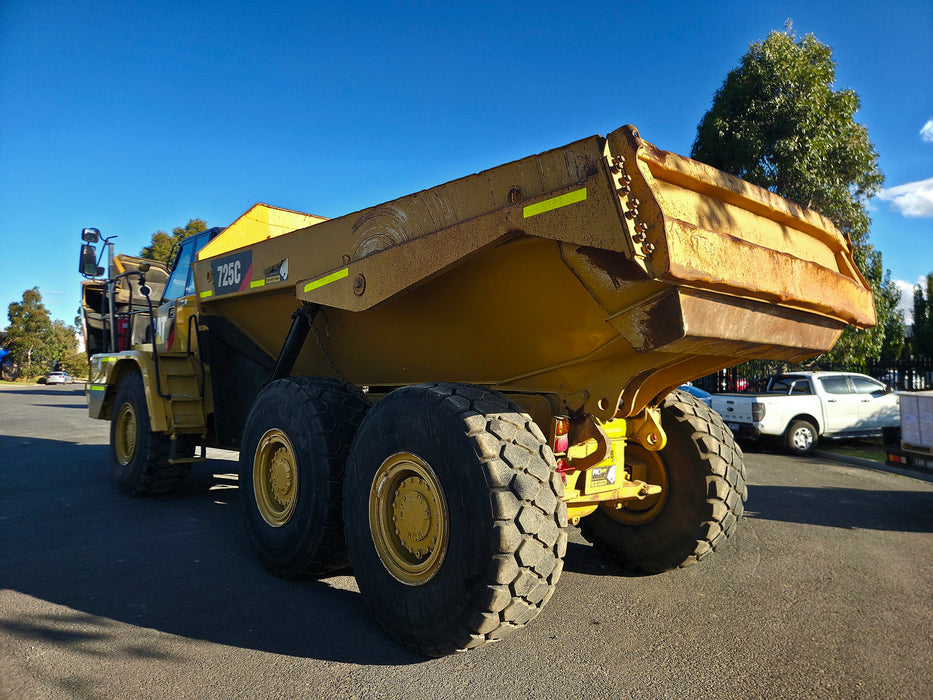 2014 CAT 725C ARTIC DUMP TRUCK (DU318) WITH TAILGATE, CIVIL SPEC AND 13100 HRS
