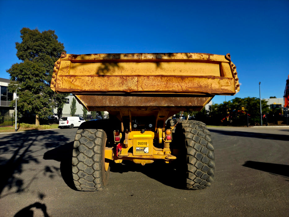 2014 CAT 725C ARTIC DUMP TRUCK (DU318) WITH TAILGATE, CIVIL SPEC AND 13100 HRS