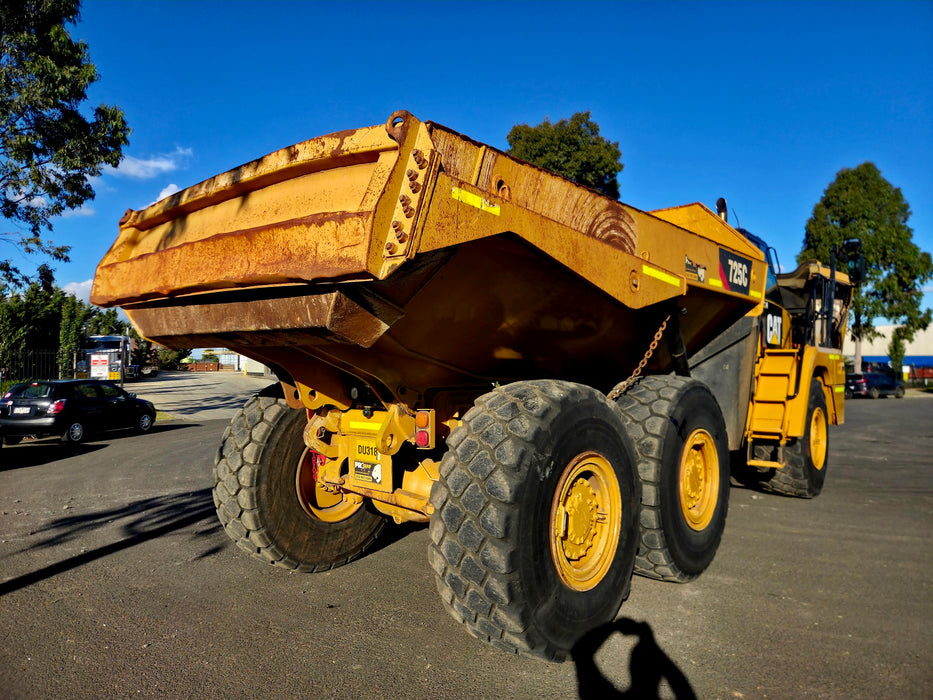 2014 CAT 725C ARTIC DUMP TRUCK (DU318) WITH TAILGATE, CIVIL SPEC AND 13100 HRS