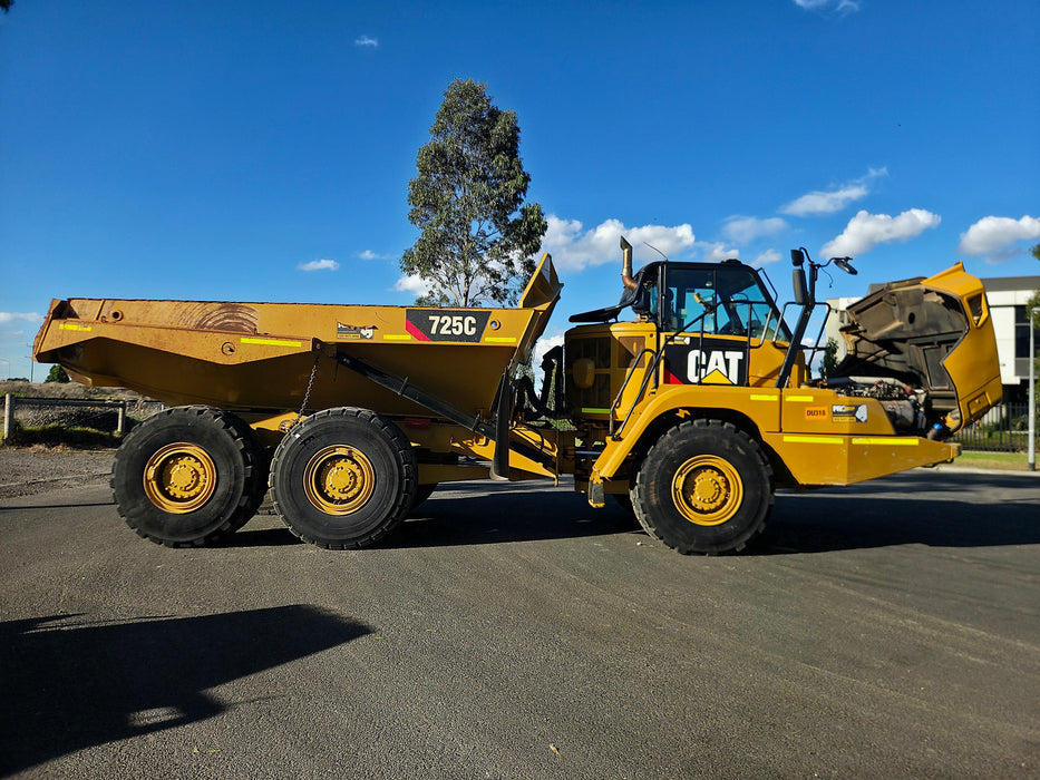 2014 CAT 725C ARTIC DUMP TRUCK (DU318) WITH TAILGATE, CIVIL SPEC AND 13100 HRS