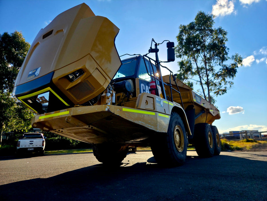2014 CAT 725C ARTIC DUMP TRUCK (DU318) WITH TAILGATE, CIVIL SPEC AND 13100 HRS