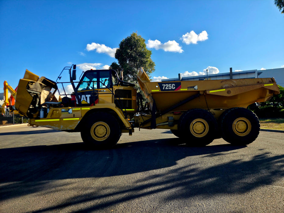 2014 CAT 725C ARTIC DUMP TRUCK (DU318) WITH TAILGATE, CIVIL SPEC AND 13100 HRS