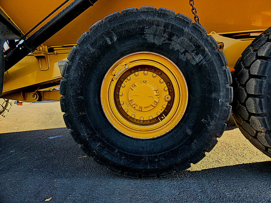 2014 CAT 725C ARTIC DUMP TRUCK (DU318) WITH TAILGATE, CIVIL SPEC AND 13100 HRS