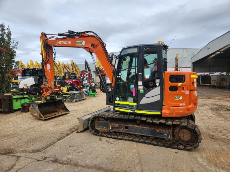 2022 HITACHI ZX85USB-5 EXCAVATOR (M808) WITH HITCH, BUCKETS AND 1950 HOURS