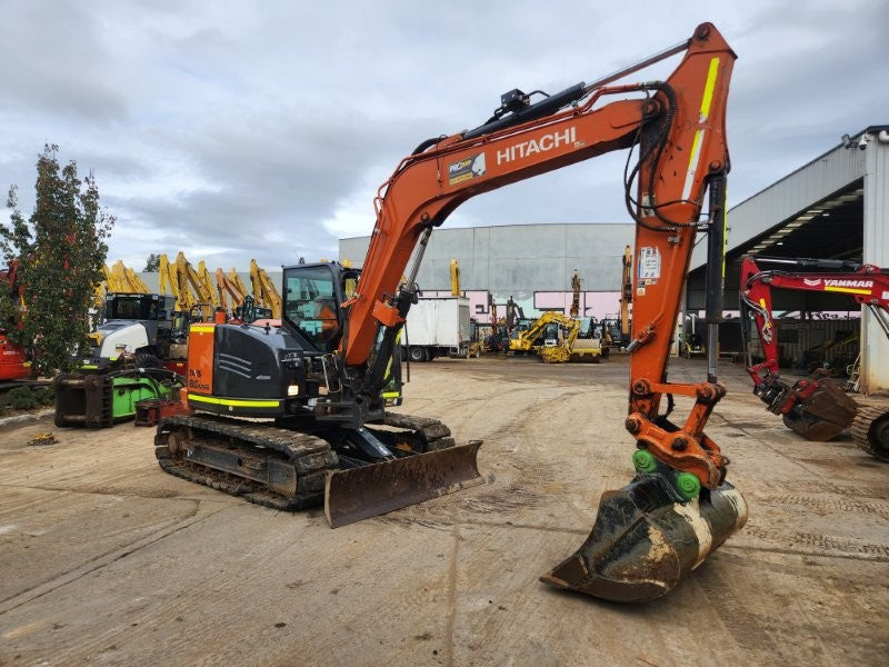 2022 HITACHI ZX85USB-5 EXCAVATOR (M808) WITH HITCH, BUCKETS AND 1950 HOURS
