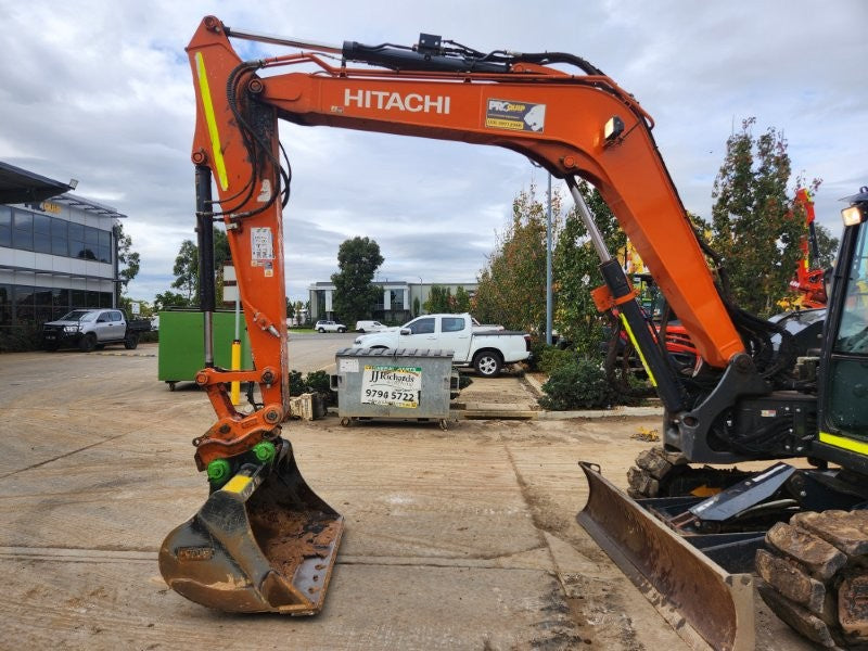 2022 HITACHI ZX85USB-5 EXCAVATOR (M808) WITH HITCH, BUCKETS AND 1950 HOURS