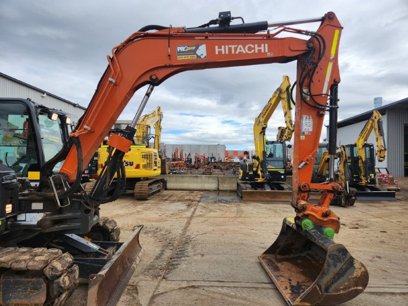 2022 HITACHI ZX85USB-5 EXCAVATOR (M808) WITH HITCH, BUCKETS AND 1950 HOURS