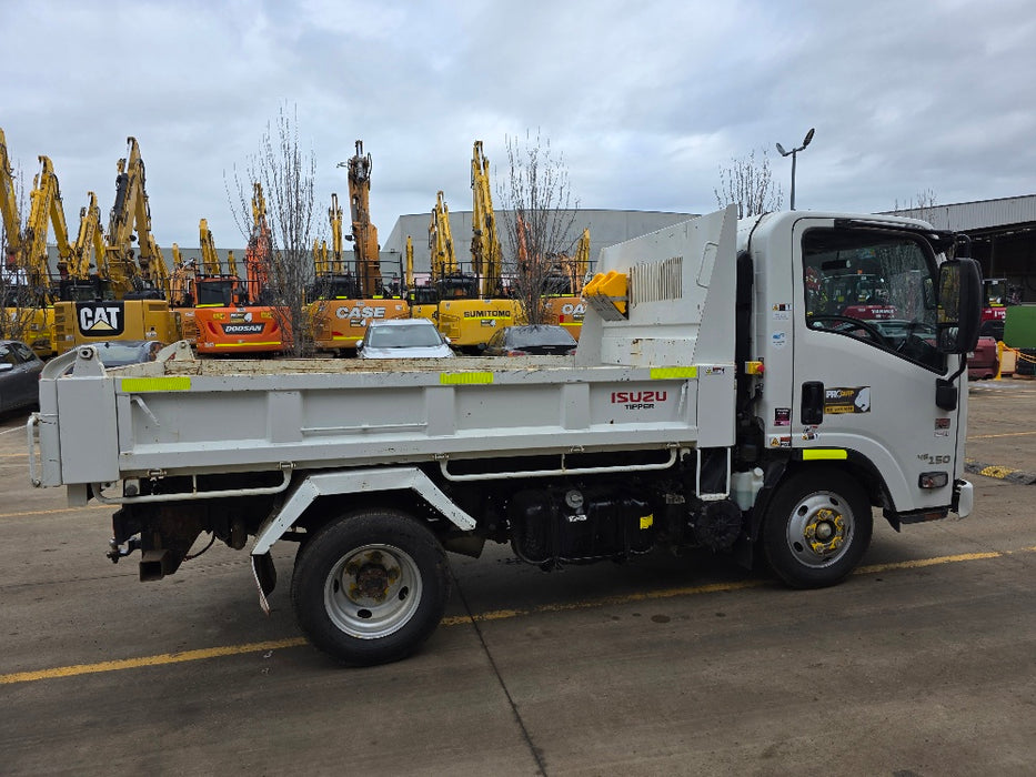 2021 ISUZU NMR45-150 TIPPER TRUCK (TP026) WITH 48,000 KLMS