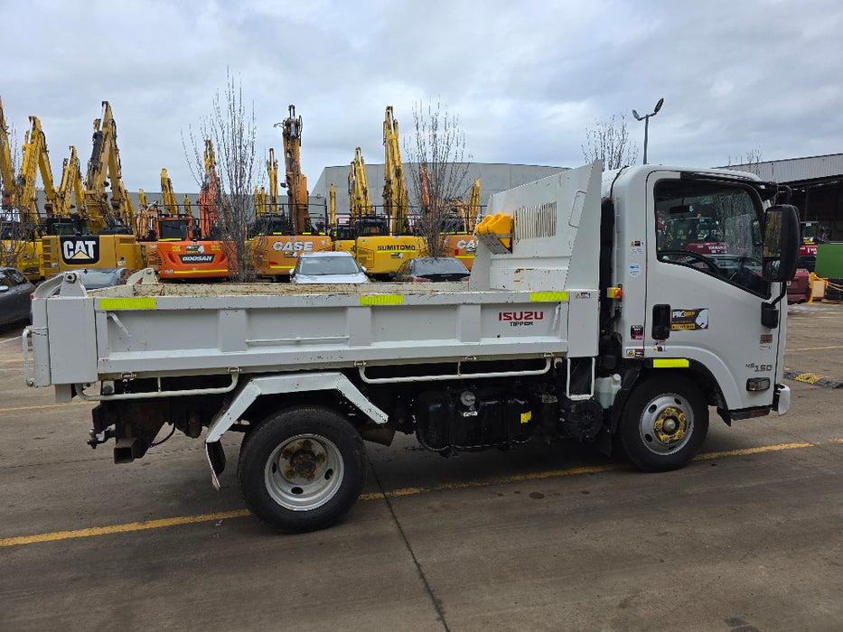 2021 ISUZU NMR45-150 TIPPER TRUCK (TP026) WITH 48,000 KLMS