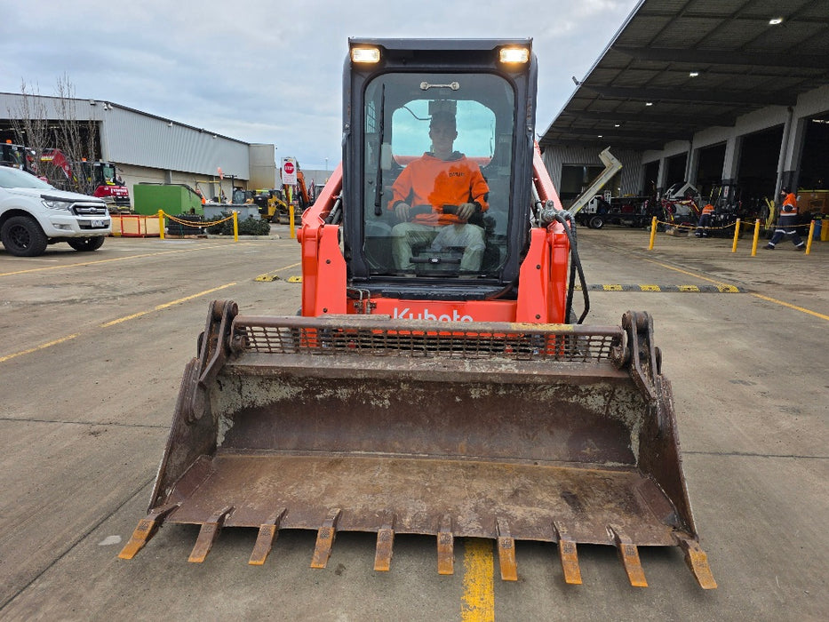 2022 KUBOTA SVL65-2 TRACK LOADER (T540) WITH 4 IN 1 BUCKET AND 670 HOURS