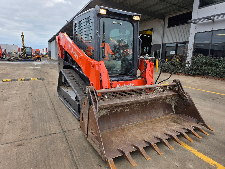 2022 KUBOTA SVL65-2 TRACK LOADER (T540) WITH 4 IN 1 BUCKET AND 670 HOURS