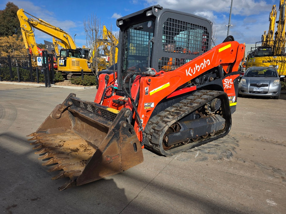 2023 KUBOTA SVL75-2 TRACK LOADER (L81) WITH 4 IN 1 BUCKET, CIVIL SPEC AND 875 HRS