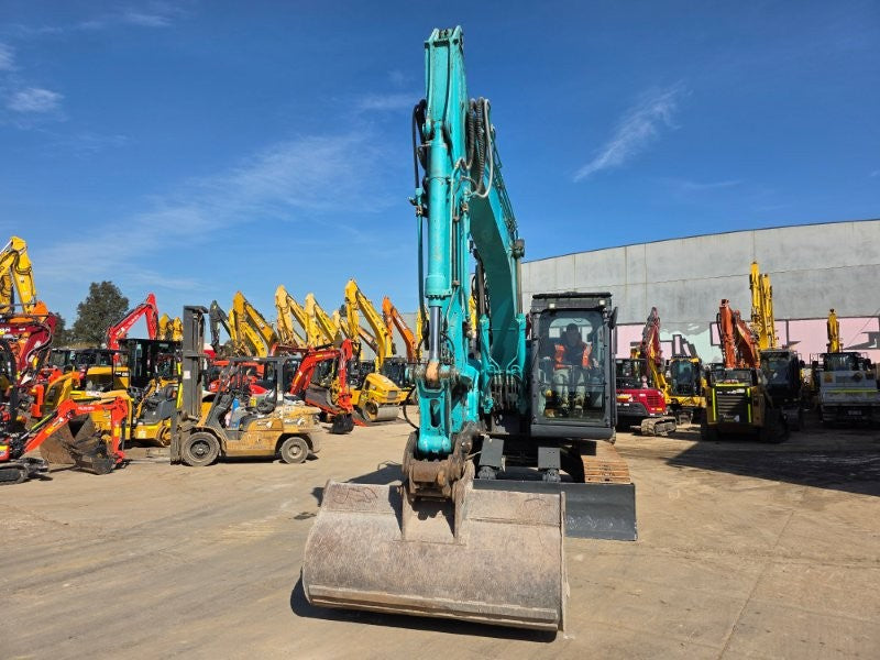 2021 KOBELCO SK135SR-7 15T EXCAVATOR (E474) WITH HITCH, BUCKETS AND 4920 HRS