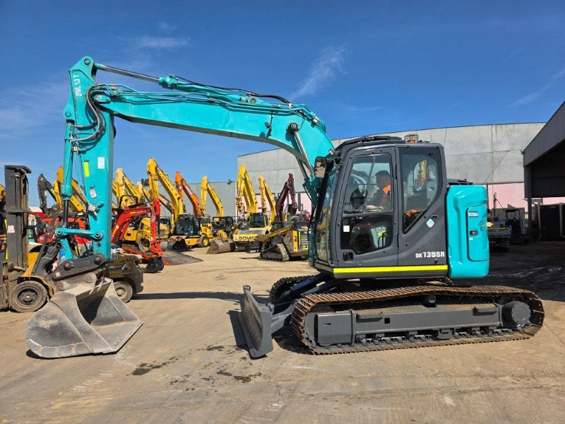 2021 KOBELCO SK135SR-7 15T EXCAVATOR (E474) WITH HITCH, BUCKETS AND 4920 HRS