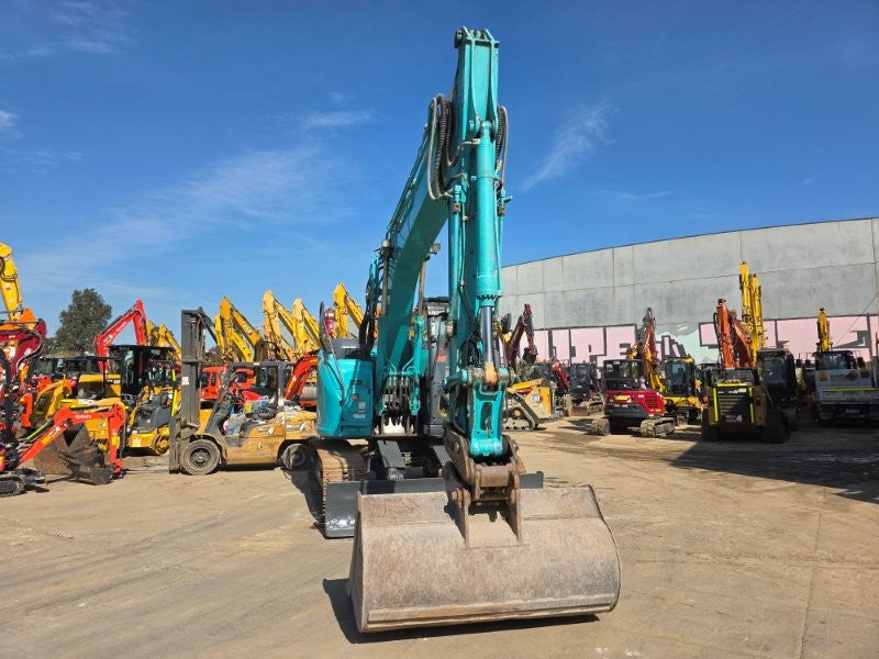 2021 KOBELCO SK135SR-7 15T EXCAVATOR (E474) WITH HITCH, BUCKETS AND 4920 HRS