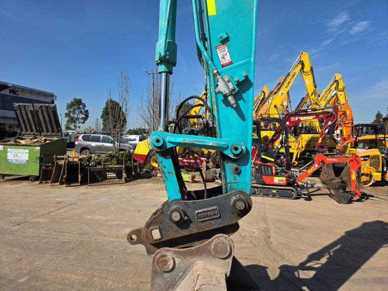 2021 KOBELCO SK135SR-7 15T EXCAVATOR (E474) WITH HITCH, BUCKETS AND 4920 HRS