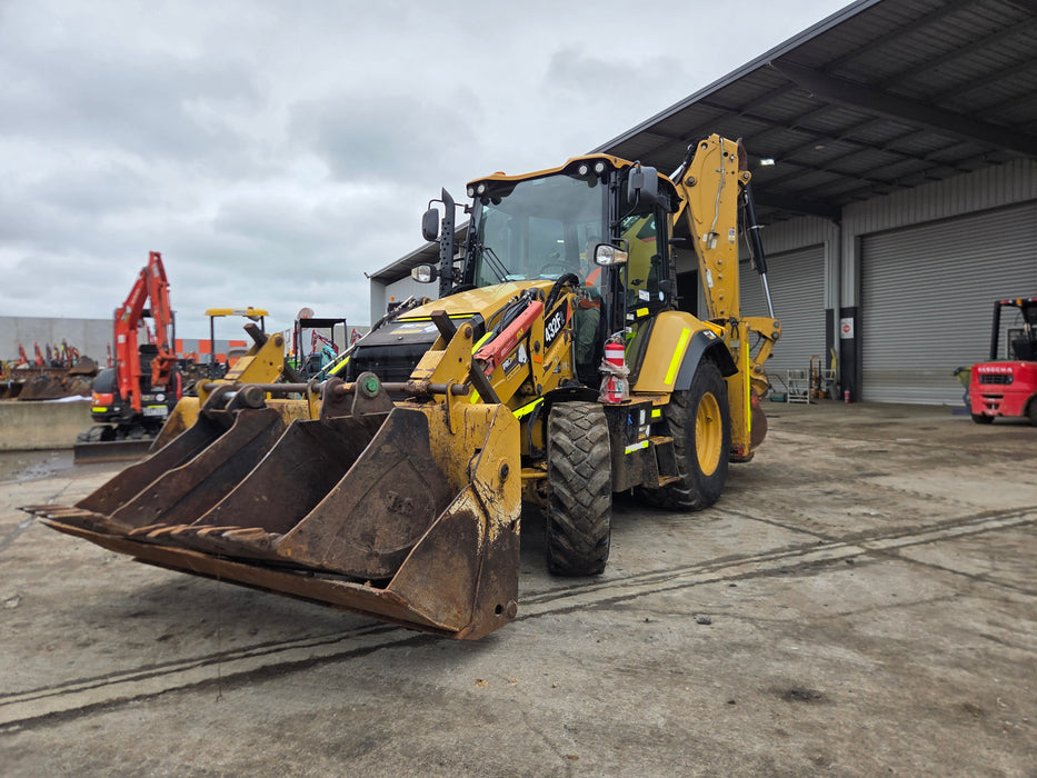 2018 CAT 432F BACKHOE LOADER (B107) WITH HITCH, BUCKETS AND 3300 HOURS