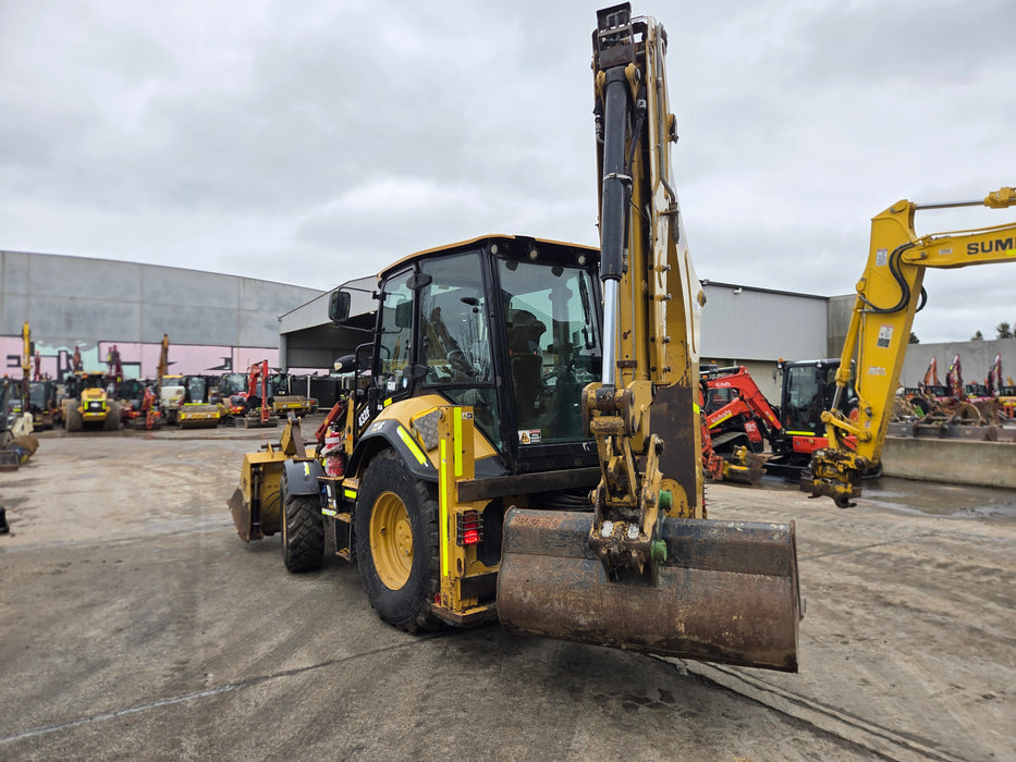 2018 CAT 432F BACKHOE LOADER (B107) WITH HITCH, BUCKETS AND 3300 HOURS