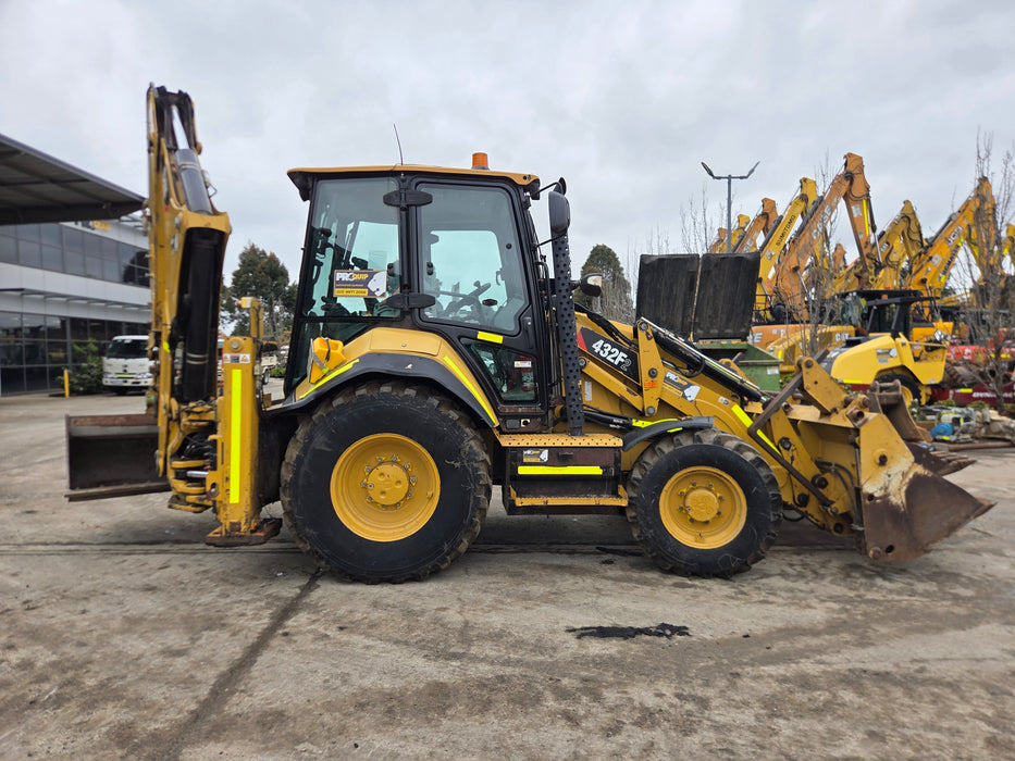 2018 CAT 432F BACKHOE LOADER (B107) WITH HITCH, BUCKETS AND 3300 HOURS
