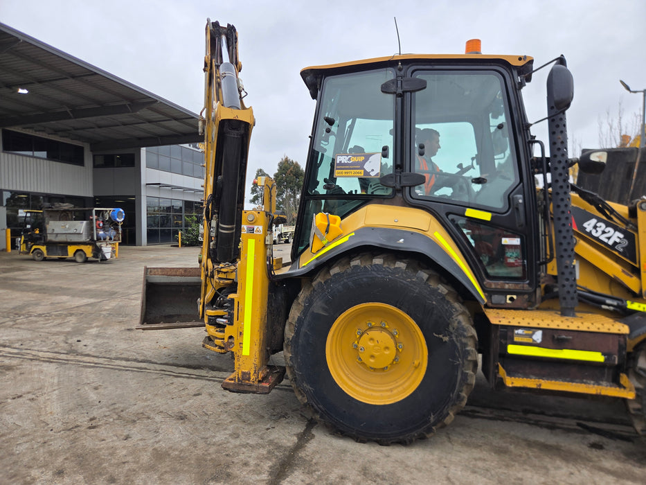 2018 CAT 432F BACKHOE LOADER (B107) WITH HITCH, BUCKETS AND 3300 HOURS