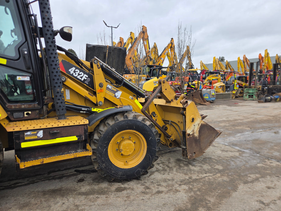 2018 CAT 432F BACKHOE LOADER (B107) WITH HITCH, BUCKETS AND 3300 HOURS