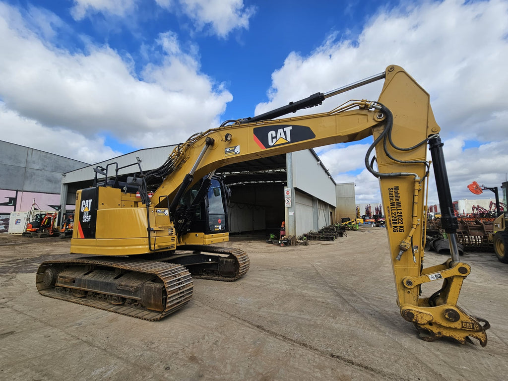 Caterpillar 2017 Cat 325FL 25T Excavator With Low 5800 Hrs (E191)
