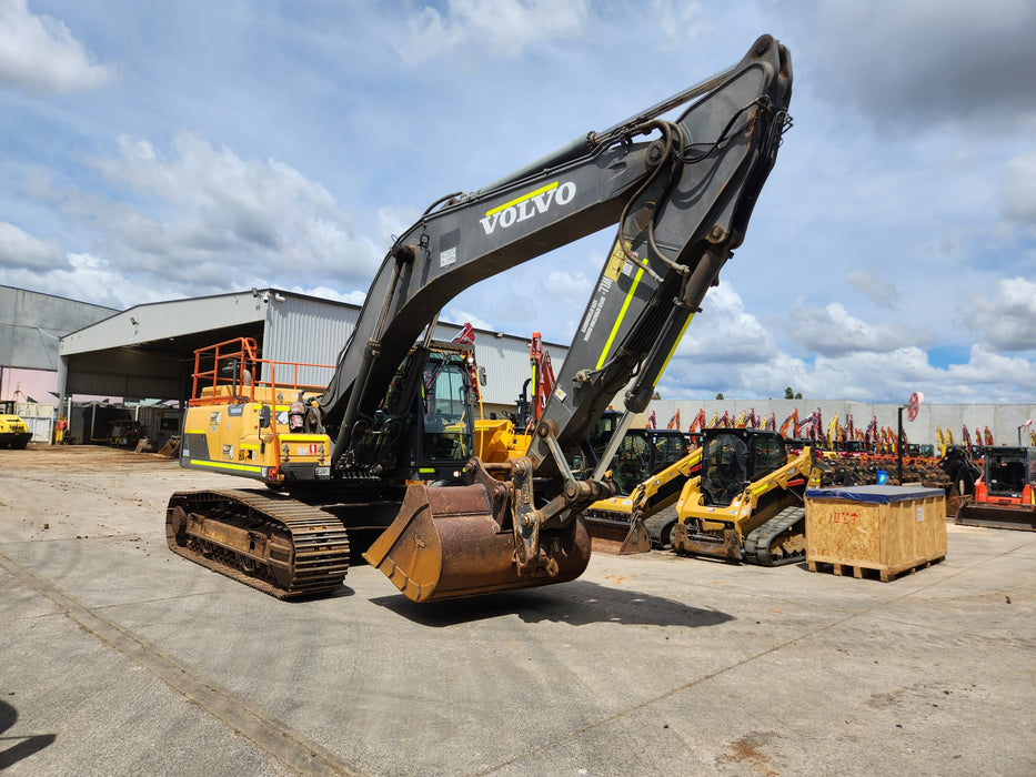 USED VOLVO EC300DL 30T EXCAVATOR (E240) WITH 4200 HOURS