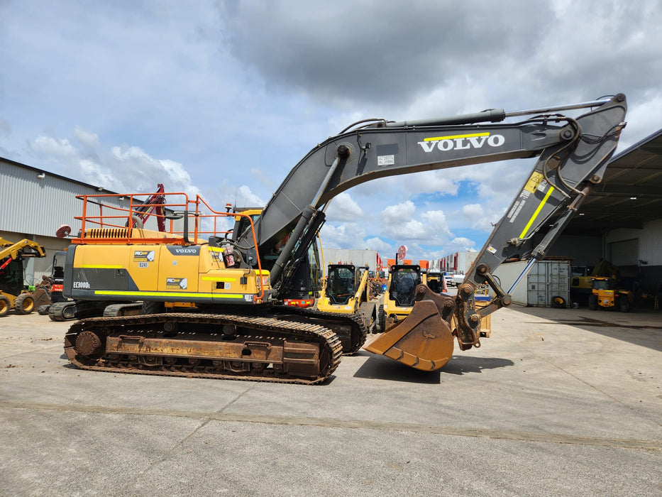 USED VOLVO EC300DL 30T EXCAVATOR (E240) WITH 4200 HOURS