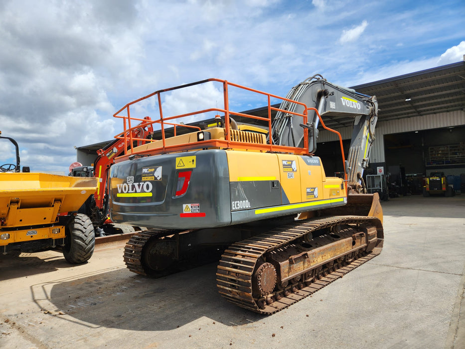 USED VOLVO EC300DL 30T EXCAVATOR (E240) WITH 4200 HOURS