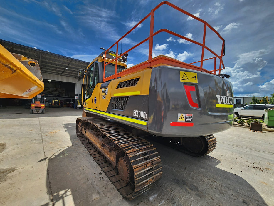 USED VOLVO EC300DL 30T EXCAVATOR (E240) WITH 4200 HOURS