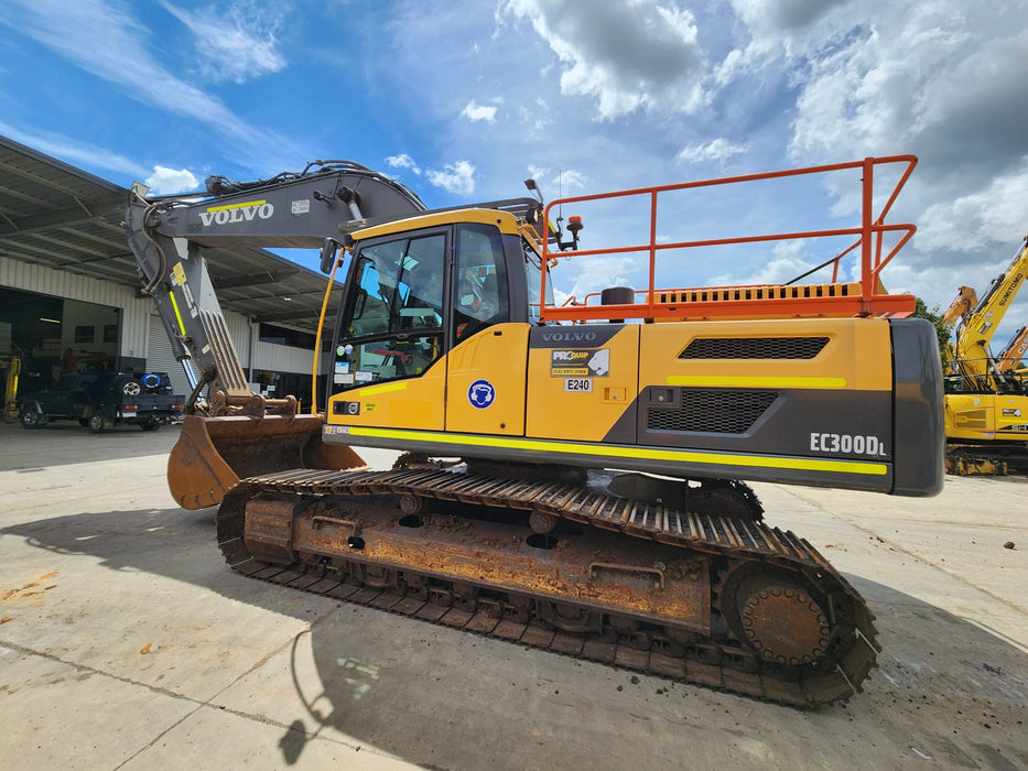 USED VOLVO EC300DL 30T EXCAVATOR (E240) WITH 4200 HOURS