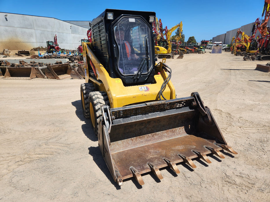 2022 CAT 226B3 SKID STEER LOADER WITH FULL A/C CAB, CIVIL SPEC AND LOW 556 HRS