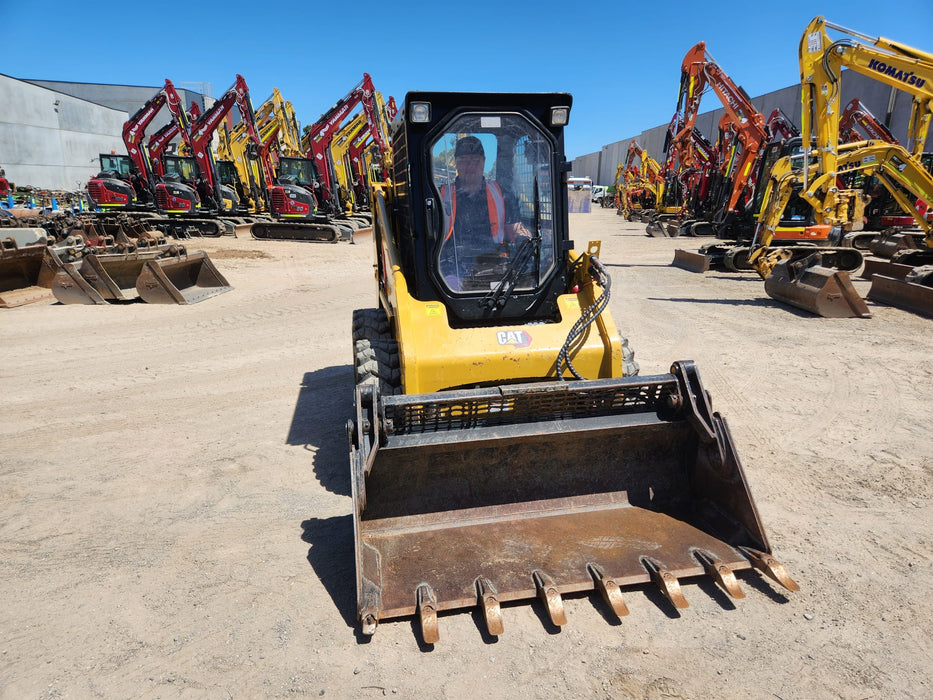 2022 CAT 226B3 SKID STEER LOADER WITH FULL A/C CAB, CIVIL SPEC AND LOW 556 HRS