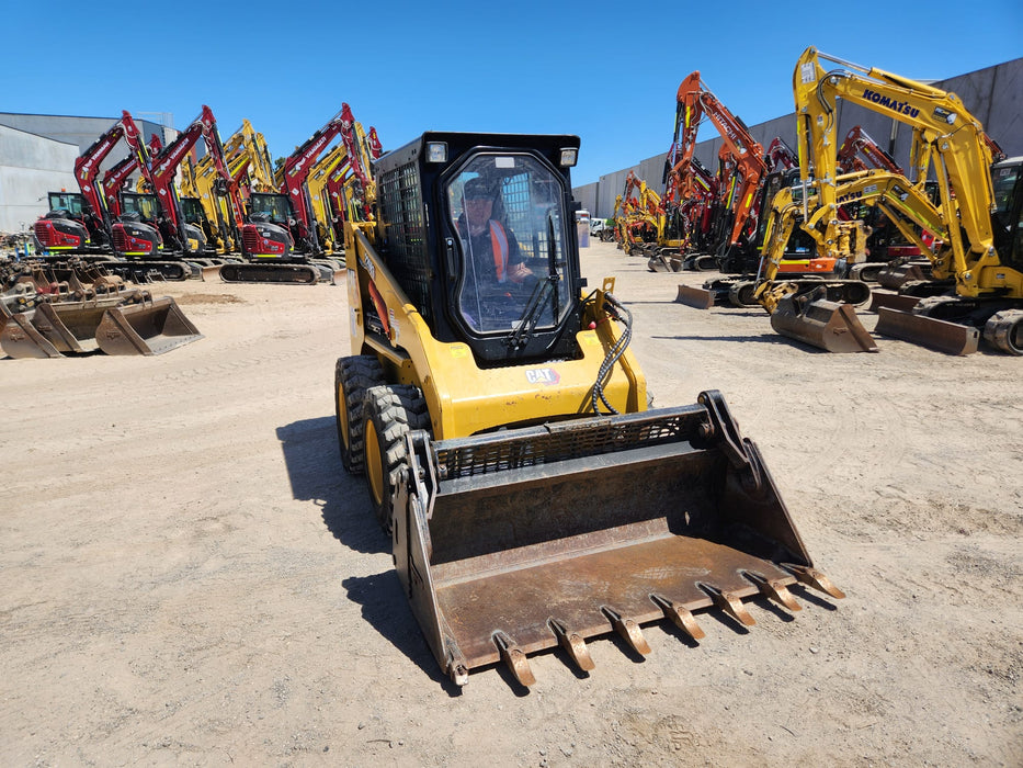 2022 CAT 226B3 SKID STEER LOADER WITH FULL A/C CAB, CIVIL SPEC AND LOW 556 HRS