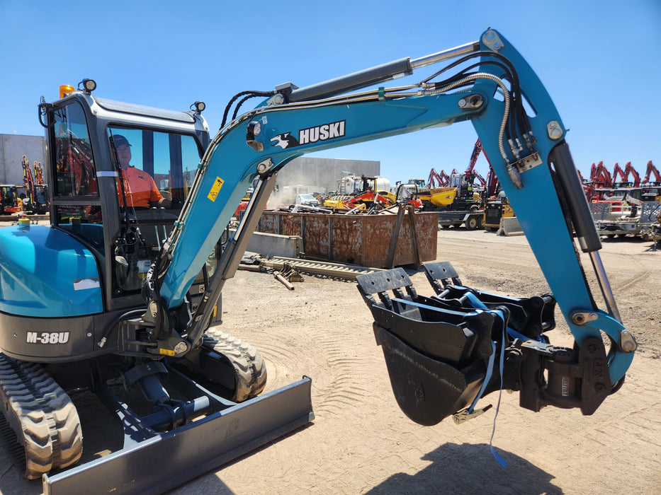 2020 TOYOTA HUSKI M-38U 3.6T EXCAVATOR WITH A/C CAB, TILT HITCH AND 80 HOURS