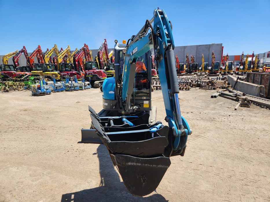 2020 TOYOTA HUSKI M-38U 3.6T EXCAVATOR WITH A/C CAB, TILT HITCH AND 80 HOURS