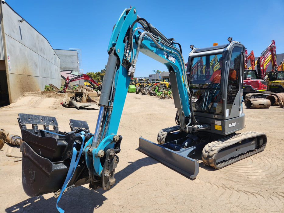 2020 TOYOTA HUSKI M-38U 3.6T EXCAVATOR WITH A/C CAB, TILT HITCH AND 80 HOURS