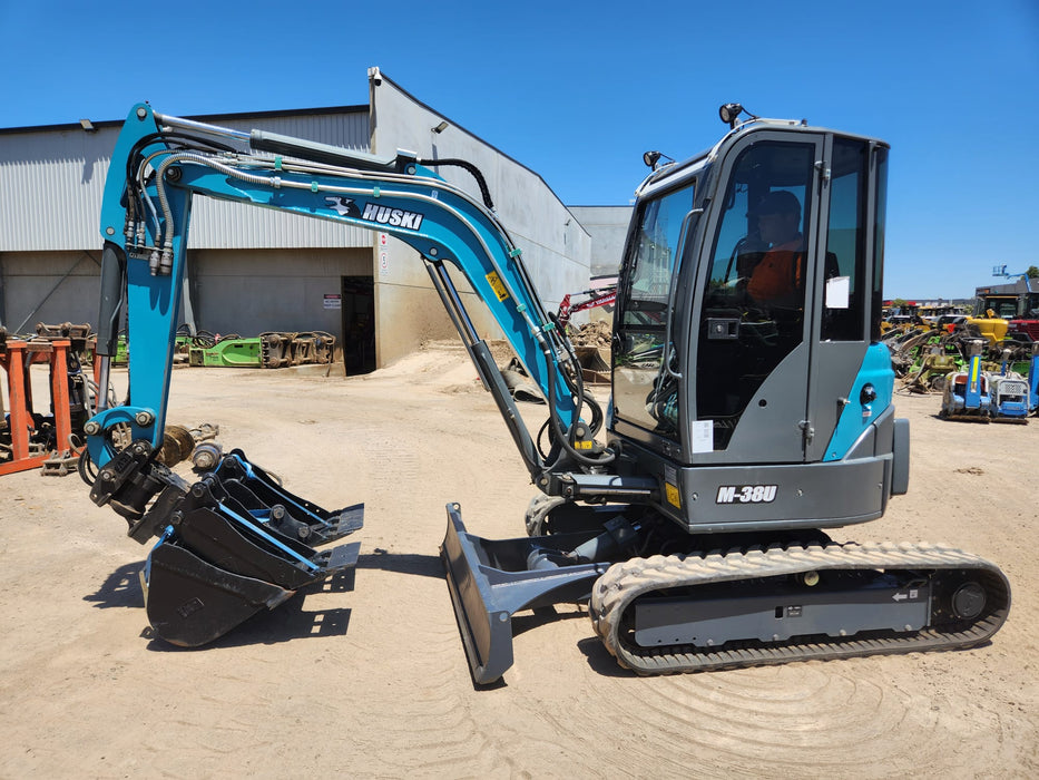 2020 TOYOTA HUSKI M-38U 3.6T EXCAVATOR WITH A/C CAB, TILT HITCH AND 80 HOURS