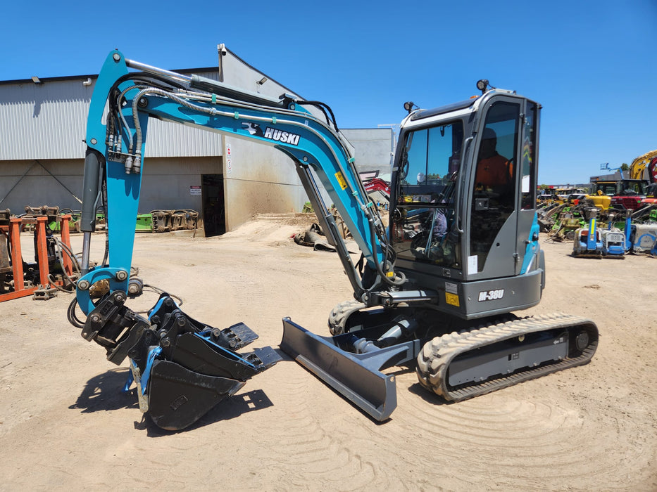 2020 TOYOTA HUSKI M-38U 3.6T EXCAVATOR WITH A/C CAB, TILT HITCH AND 80 HOURS