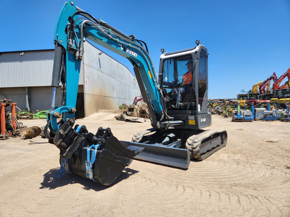 2020 TOYOTA HUSKI M-38U 3.6T EXCAVATOR WITH A/C CAB, TILT HITCH AND 80 HOURS