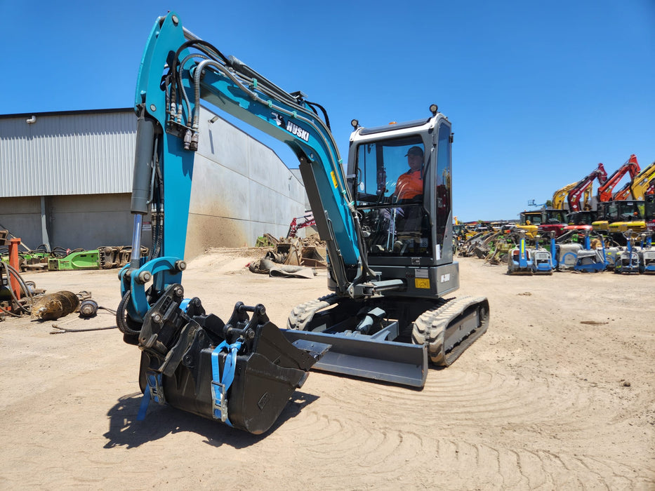 2020 TOYOTA HUSKI M-38U 3.6T EXCAVATOR WITH A/C CAB, TILT HITCH AND 80 HOURS