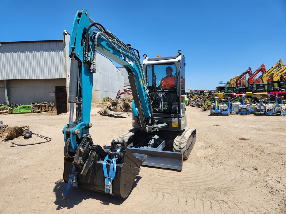 2020 TOYOTA HUSKI M-38U 3.6T EXCAVATOR WITH A/C CAB, TILT HITCH AND 80 HOURS