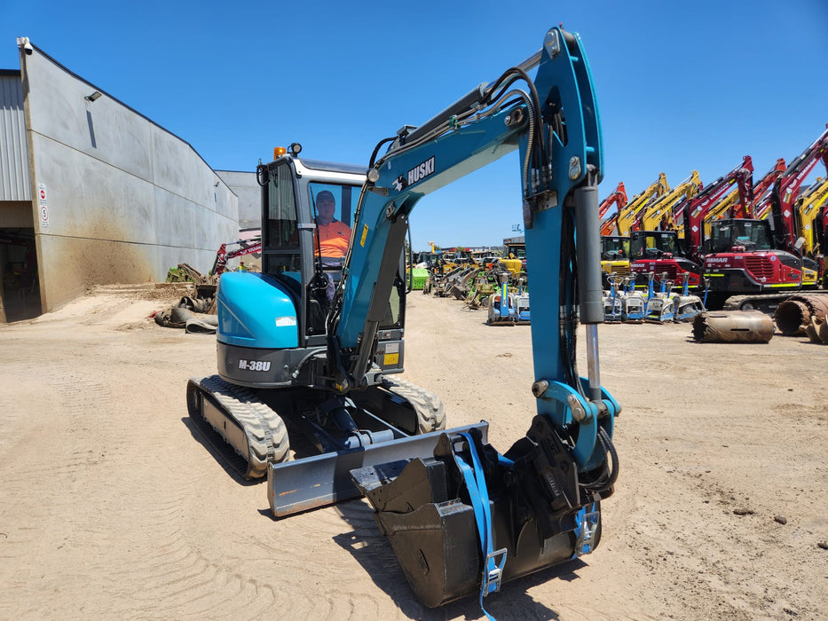 2020 TOYOTA HUSKI M-38U 3.6T EXCAVATOR WITH A/C CAB, TILT HITCH AND 80 HOURS