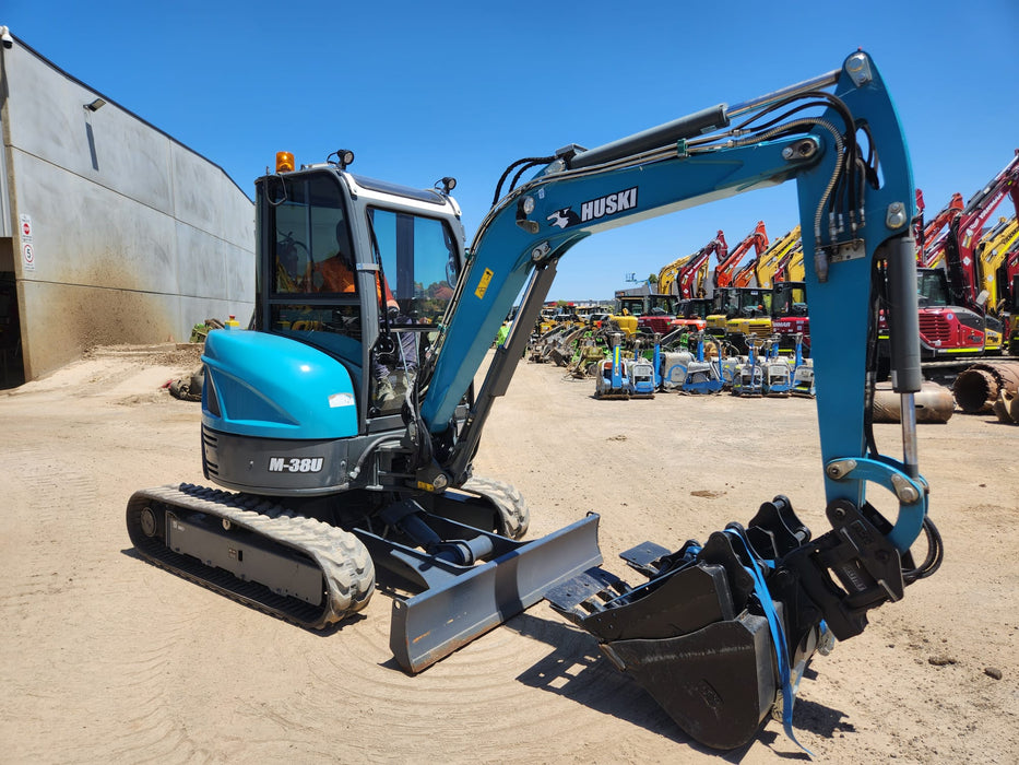 2020 TOYOTA HUSKI M-38U 3.6T EXCAVATOR WITH A/C CAB, TILT HITCH AND 80 HOURS