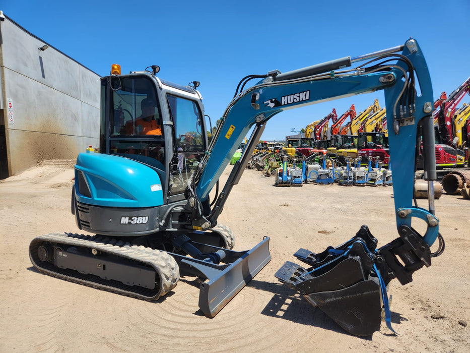 2020 TOYOTA HUSKI M-38U 3.6T EXCAVATOR WITH A/C CAB, TILT HITCH AND 80 HOURS