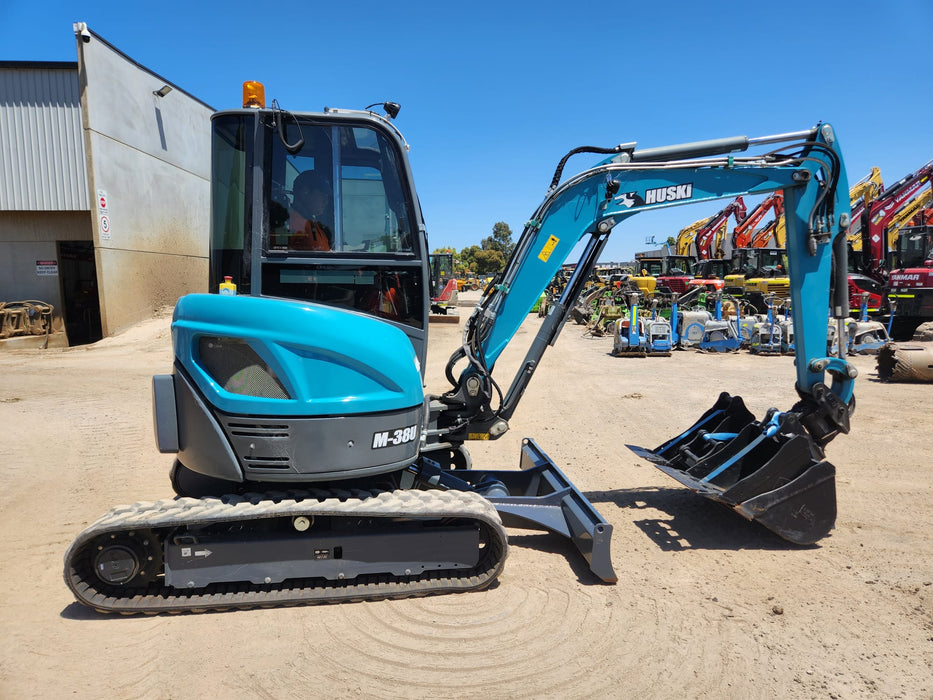 2020 TOYOTA HUSKI M-38U 3.6T EXCAVATOR WITH A/C CAB, TILT HITCH AND 80 HOURS